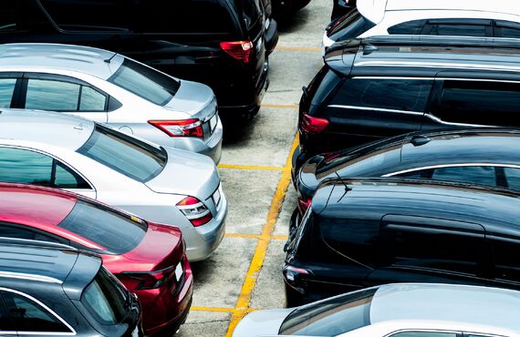 駐車場に設置する劣化しにくい看板を製作いたします | 群馬でリフォームするならお見積り無料のアバンテ